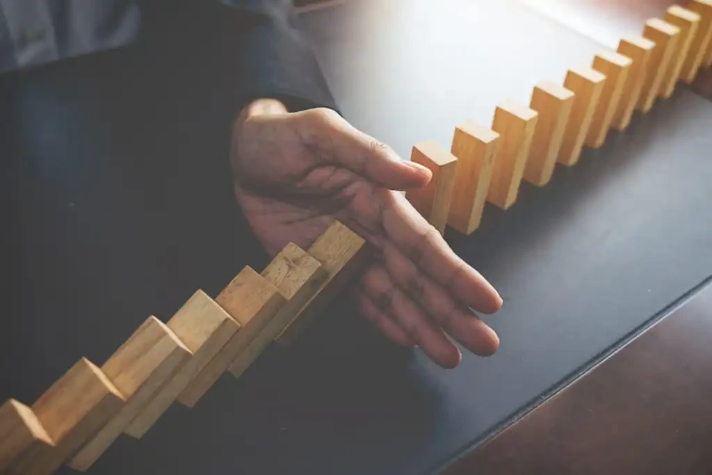 Temores de recesión: ¿Deben los empresarios latinos trasladar sus activos a economías más seguras?