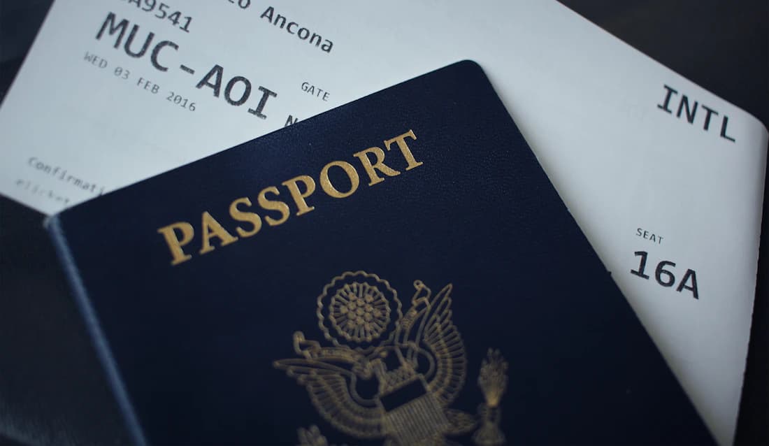 Un pasaporte y documentos, los registros que usted aporta para el trámite.