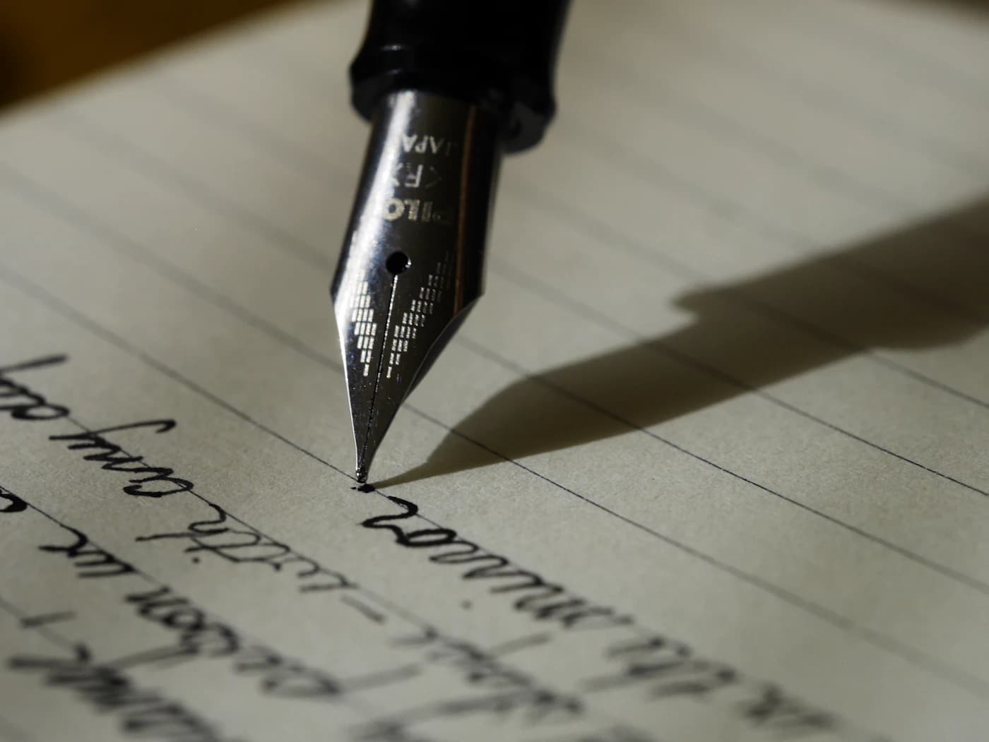 Una pluma estilográfica a media línea sobre papel escrito a mano, el momento en que un fundador se decide por una estructura.