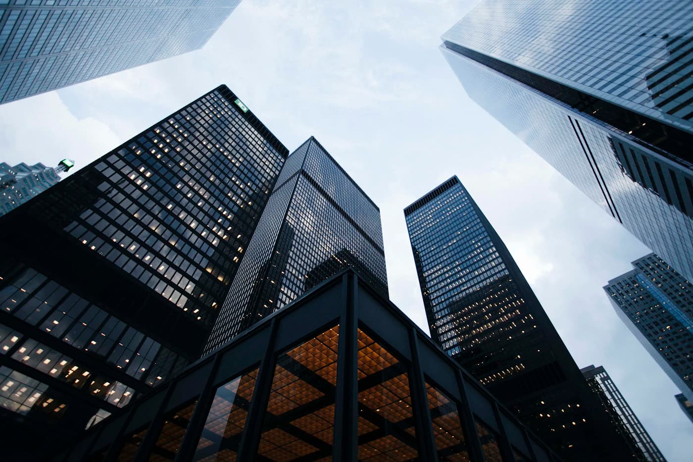Torres del distrito financiero elevándose hacia el cielo, el mercado estadounidense que una LLC de no residente abre.