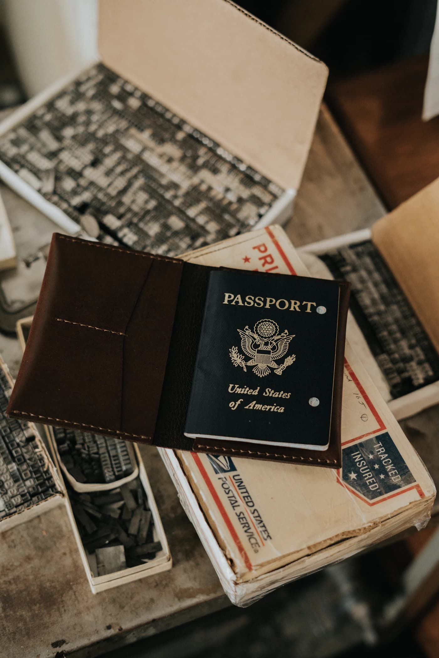Un pasaporte estadounidense sobre una superficie blanca y limpia, el documento de elegibilidad del que depende la S-Corp.