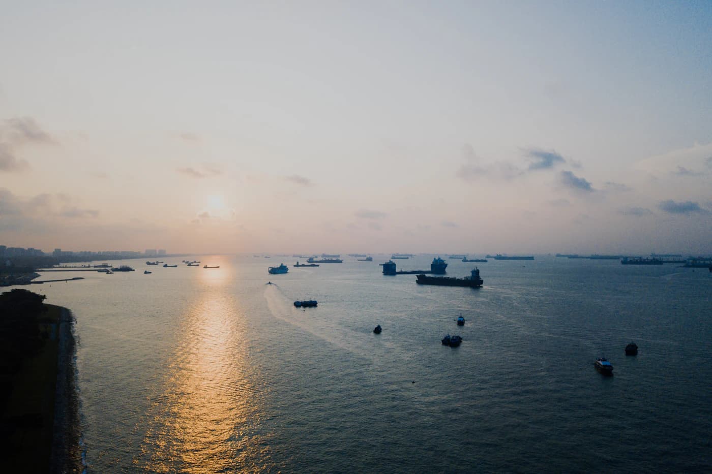 Barcos en un mar en calma a primera luz del día.