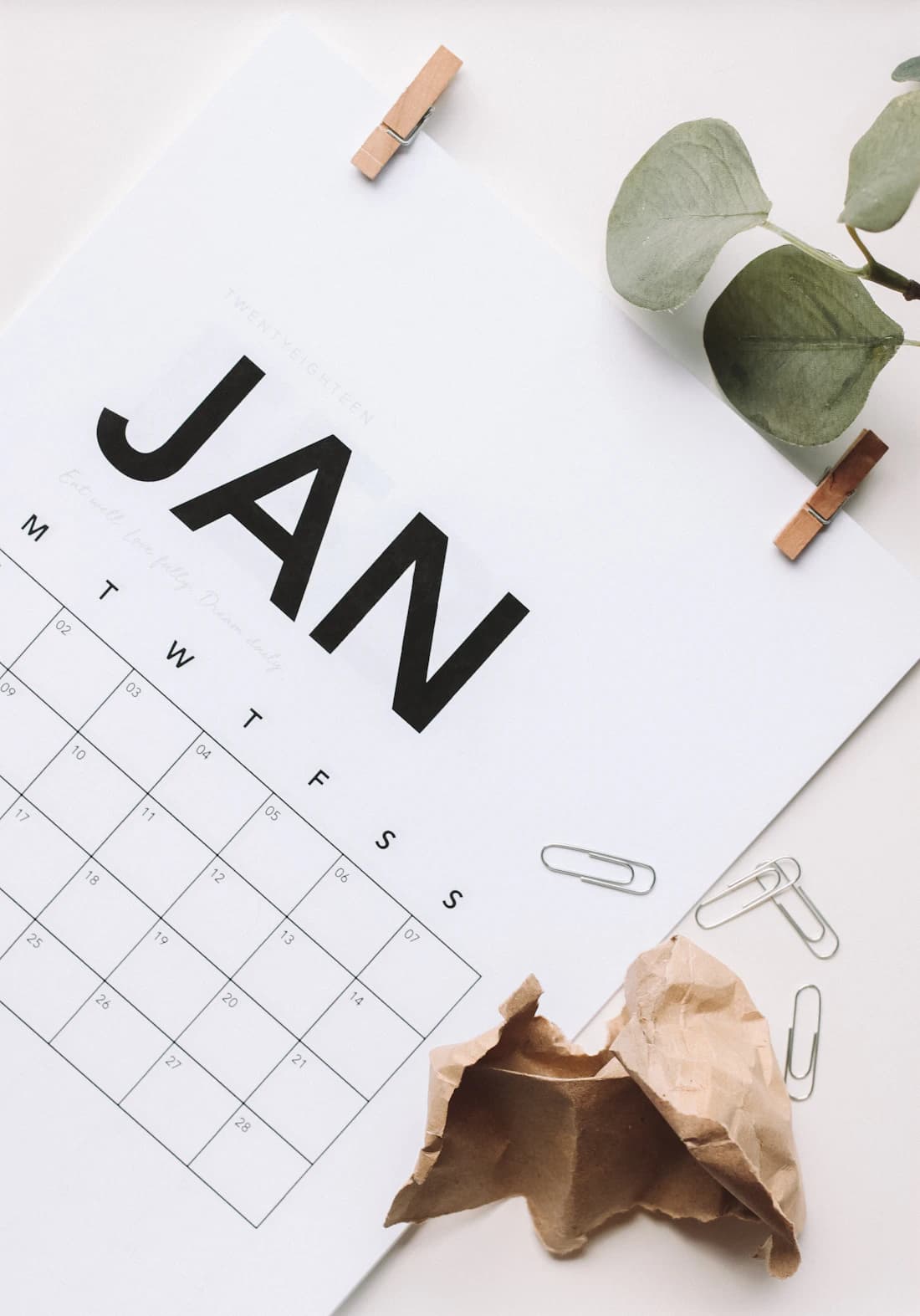 Un calendario que marca la fecha límite de la renovación anual que llevamos por usted.
