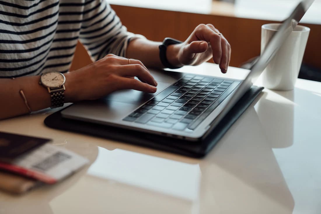 Unas manos en una laptop configurando la cuenta.
