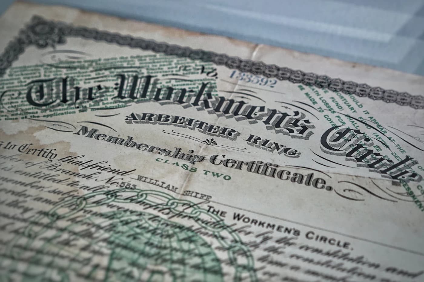 Letra menuda de un certificado de acciones antiguo.