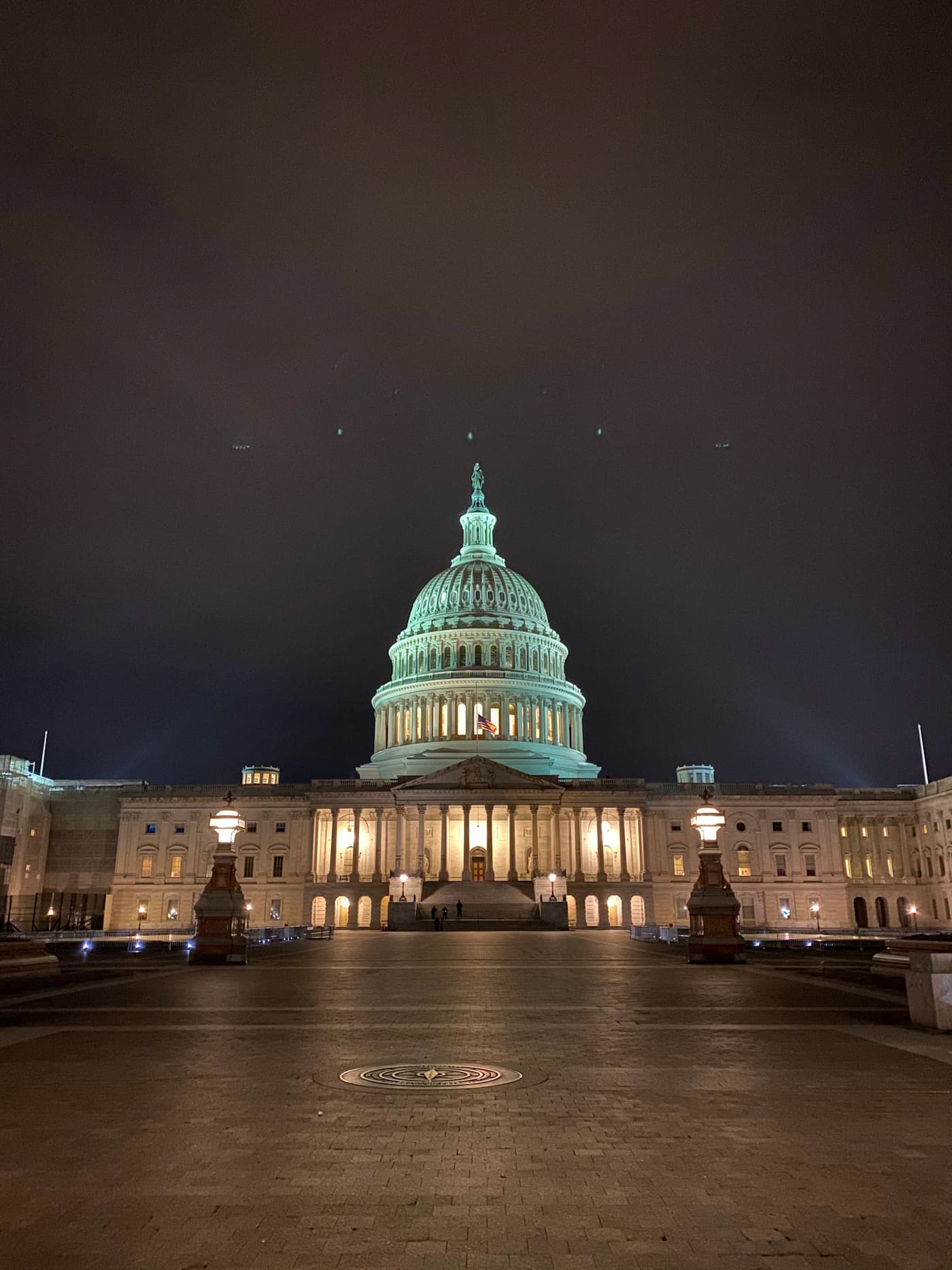 Un edificio institucional de Estados Unidos de noche, el contexto institucional de toda apelación fiscal.
