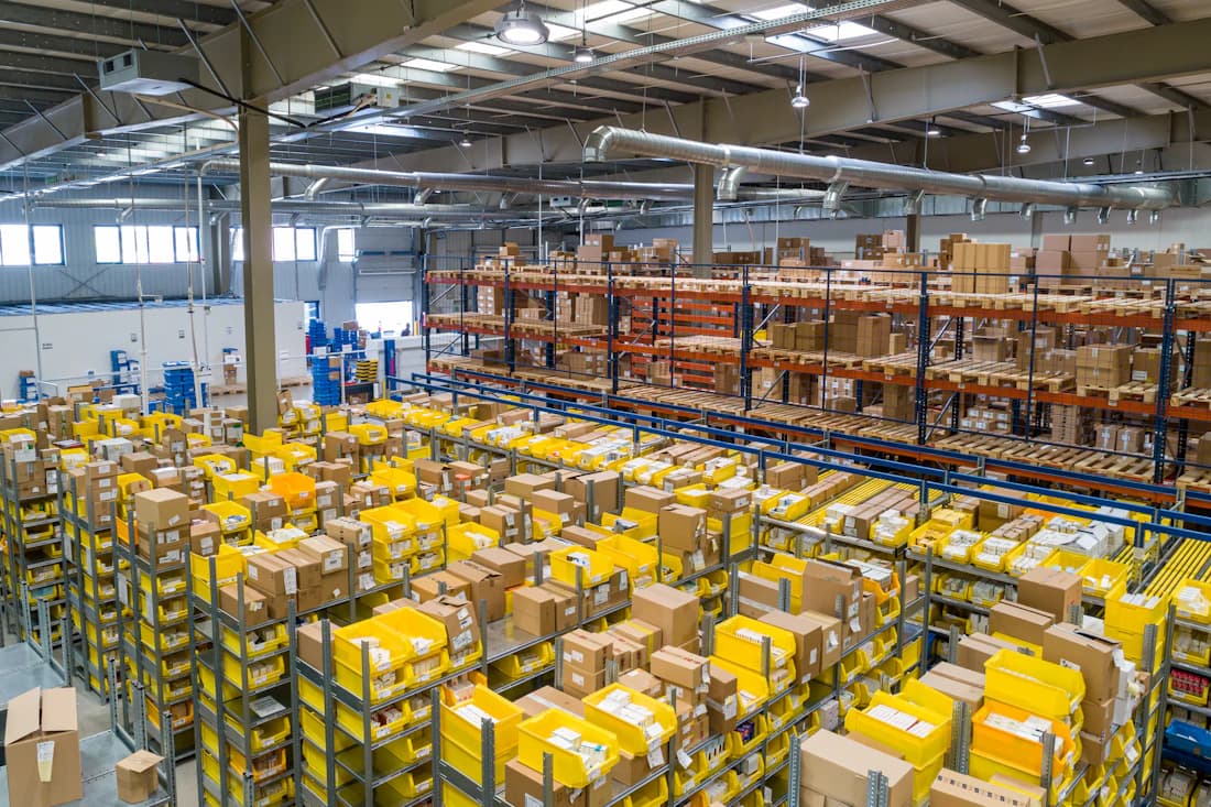 Un amplio almacén de distribución repleto de inventario.