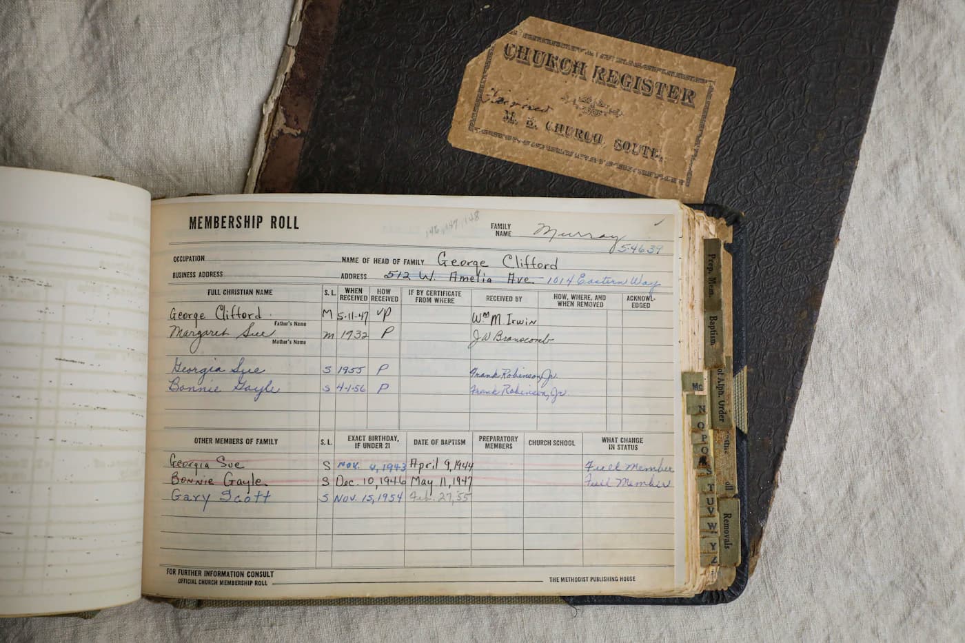 Una calculadora y documentos contables organizados sobre un escritorio limpio.