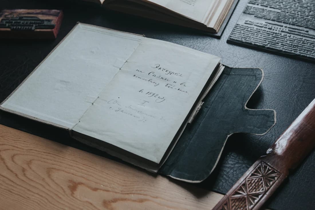 Un libro de registros abierto, apoyado en su estuche de cuero.