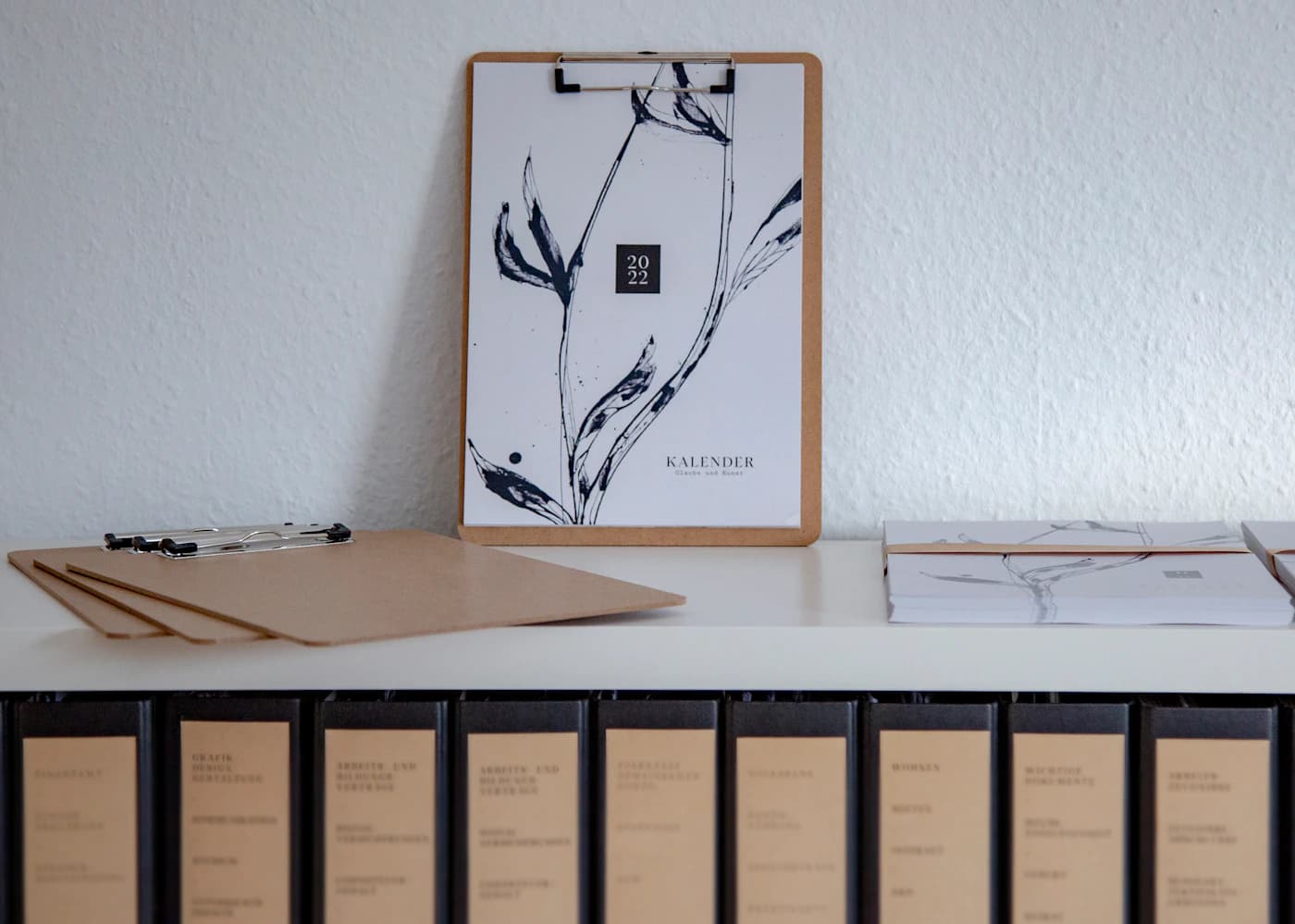 Una carpeta de cuero cerrada sobre un escritorio, el momento tras firmar el último documento.