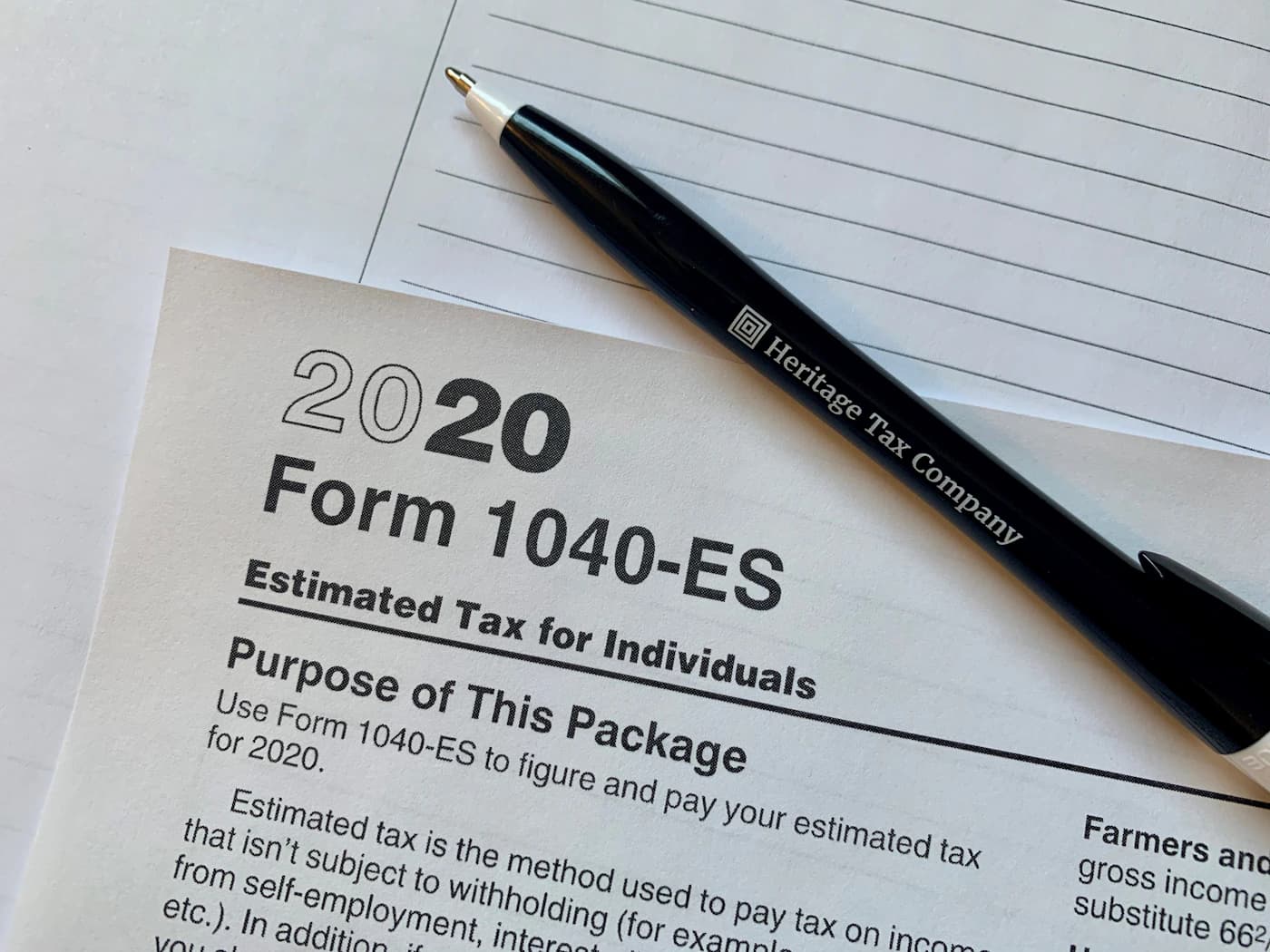Un formulario fiscal 1040-ES con un bolígrafo.