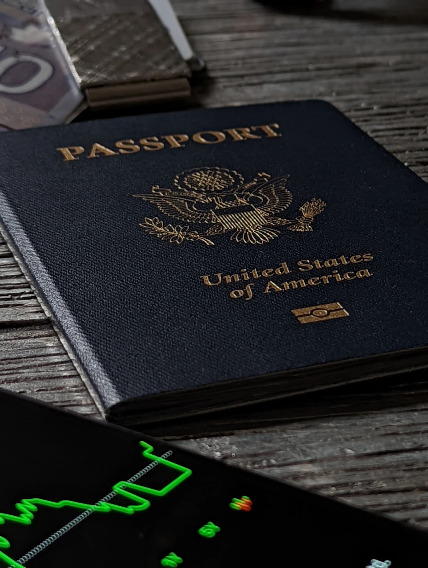 Un pasaporte y documentos corporativos dispuestos sobre el escritorio de un banquero para su revisión.