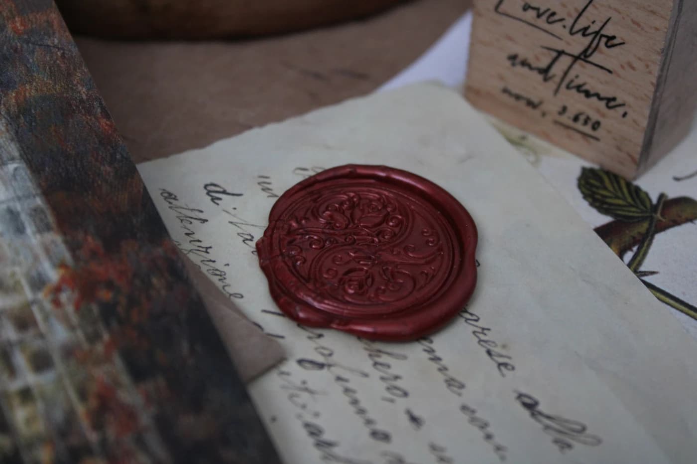 Un sello de cera roja sobre una carta antigua.