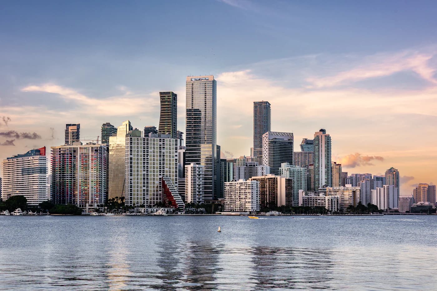 El horizonte de Miami al anochecer, puerta de entrada al mercado estadounidense para una LLC de no residente.