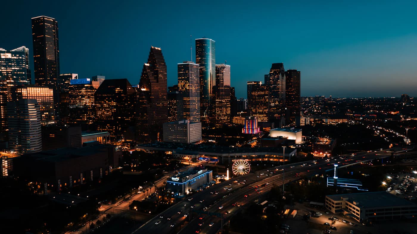 El horizonte de una ciudad estadounidense al anochecer, el tipo de lugar donde un nuevo negocio respaldado por una visa suele abrir su primera oficina.