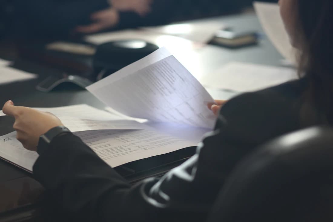 Un representante revisando los documentos del caso antes de una apelación.
