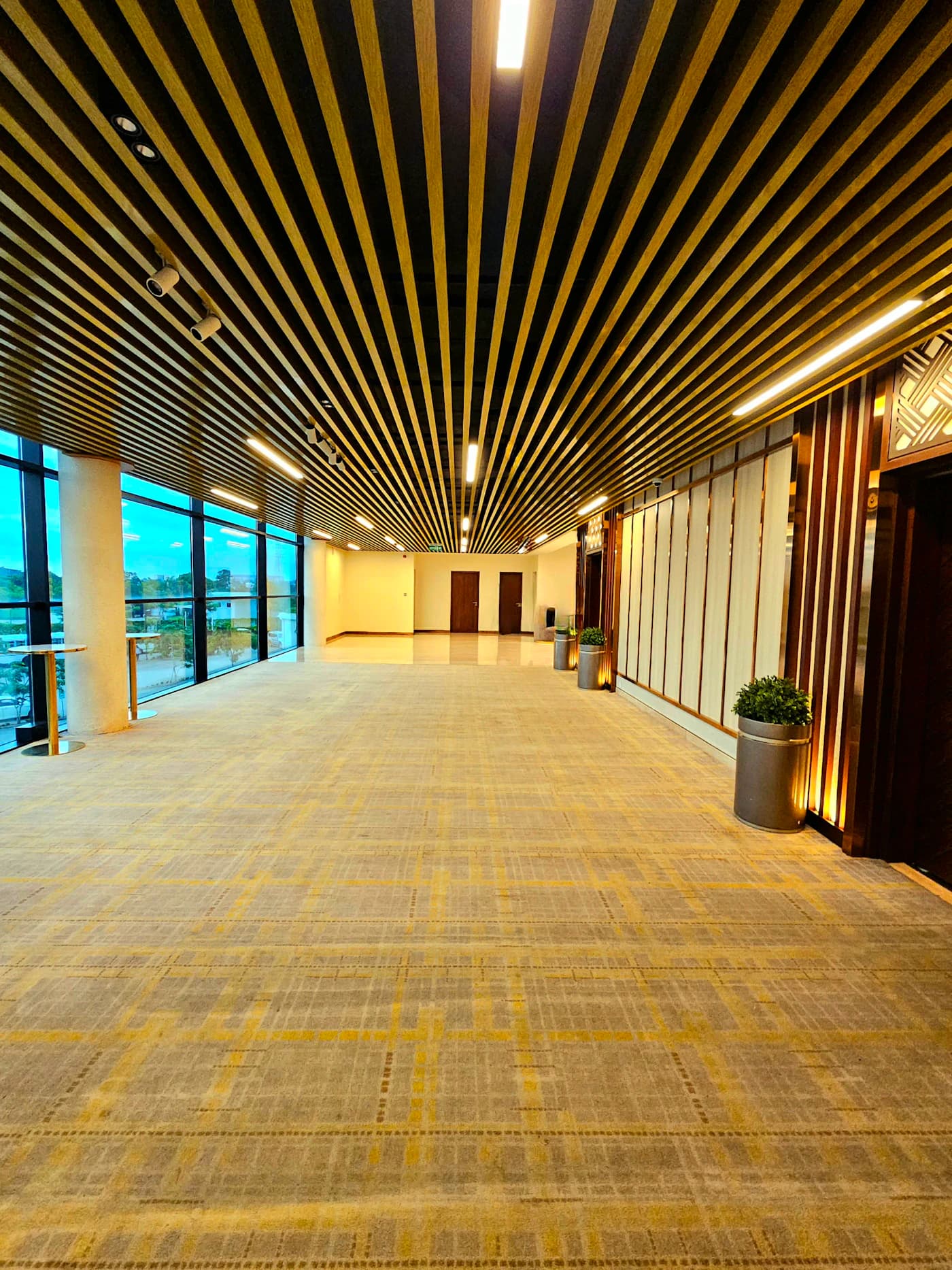 El vestíbulo interior de un edificio de oficinas comerciales de lujo.