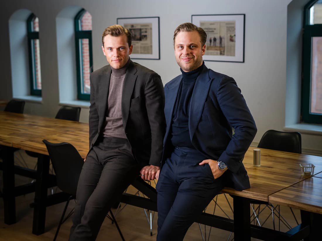 Dos fundadores en su oficina, el equipo que un EIN permite contratar.