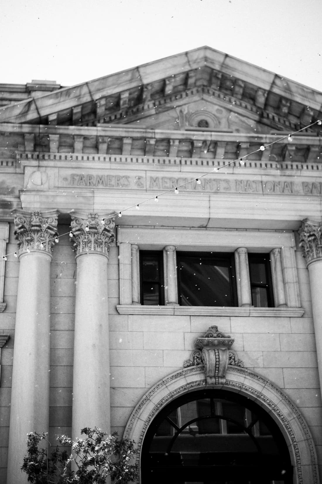La fachada con columnas de un banco nacional histórico.