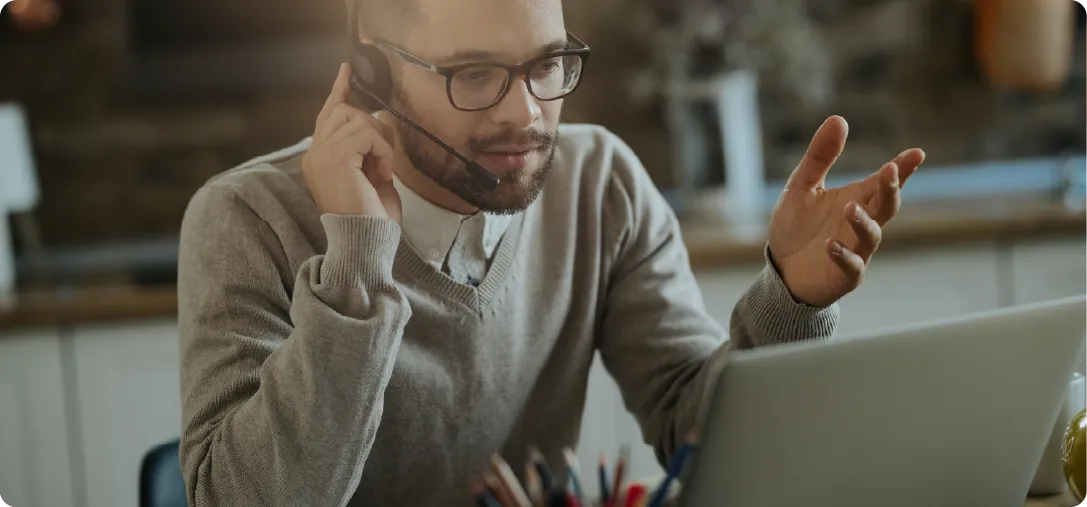 Consultor estadounidense que orienta a un empresario extranjero sobre cómo crear una empresa en EE.UU.