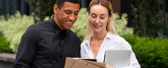 Empresarios simplificando proceso de logística