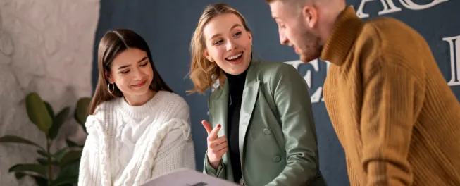 emprendedores felices por escalar su startup en eu