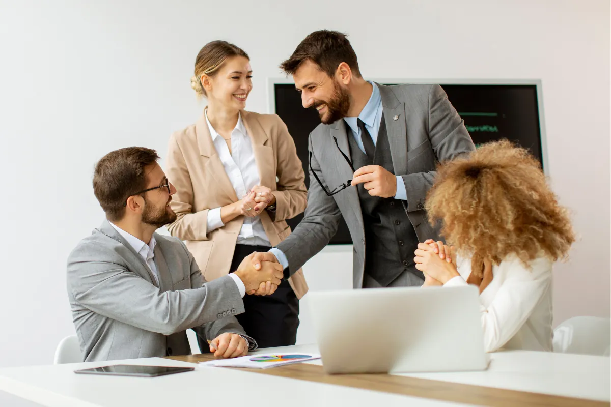 colombiano feliz por registrar su empresa en florida