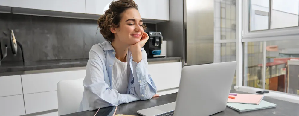 mujer feliz porque va a pagar sus impuestos para empresas en estados unidos