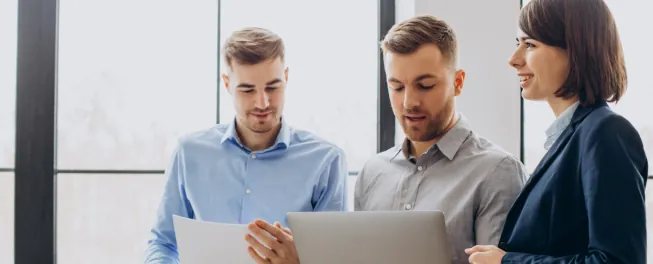 Emprendedores latinos creando una LLC en Estados Unidos