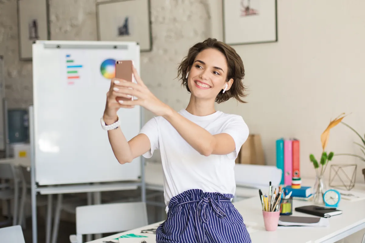 ceo de agencia de influenciadores feliz por crear empresa en usa y recibir pagos en dolares