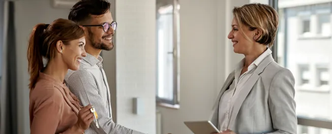 empresarios felices de invertir en bienes raices en estados unidos