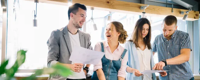 Grupo de personas felices de reunir capital para su startup