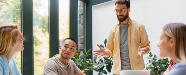 Grupo de personas consiguiendo capital para su startup