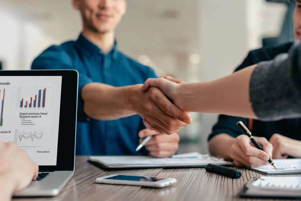 Franquicias en EE.UU.: La Guía Definitiva 2025 para Inversores y Emprendedores Extranjeros en Florida