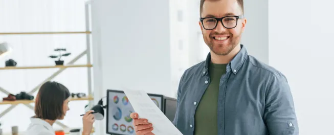 emprendedor feliz por conocer los requisitos de la visa l1