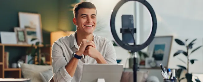influenciador feliz por crear su empresa en estados unidos para recibir pagos en dolares