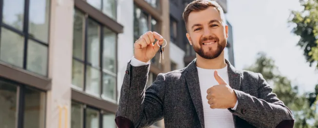 Hombre feliz por invertir en bines raices en estados unidos