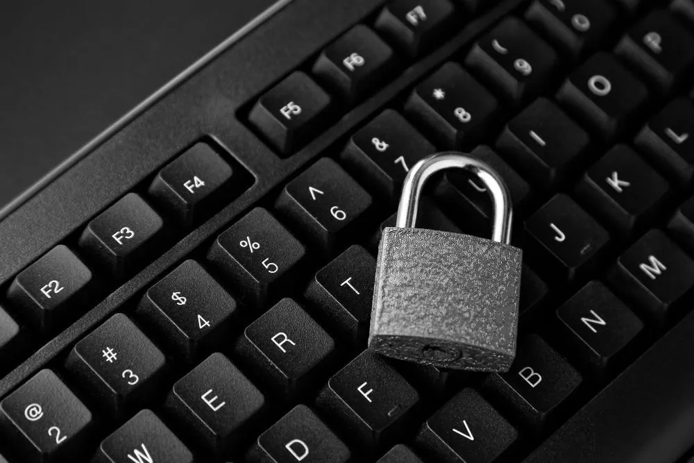 El candado del teclado representa la protección de datos de la empresa