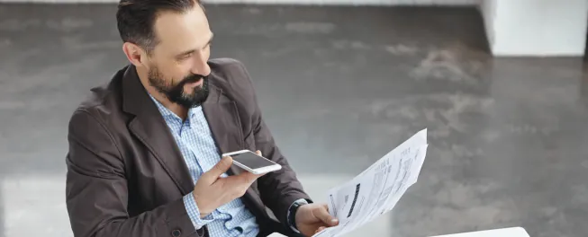 Empresario aprendiendo sobre el uso de tax
