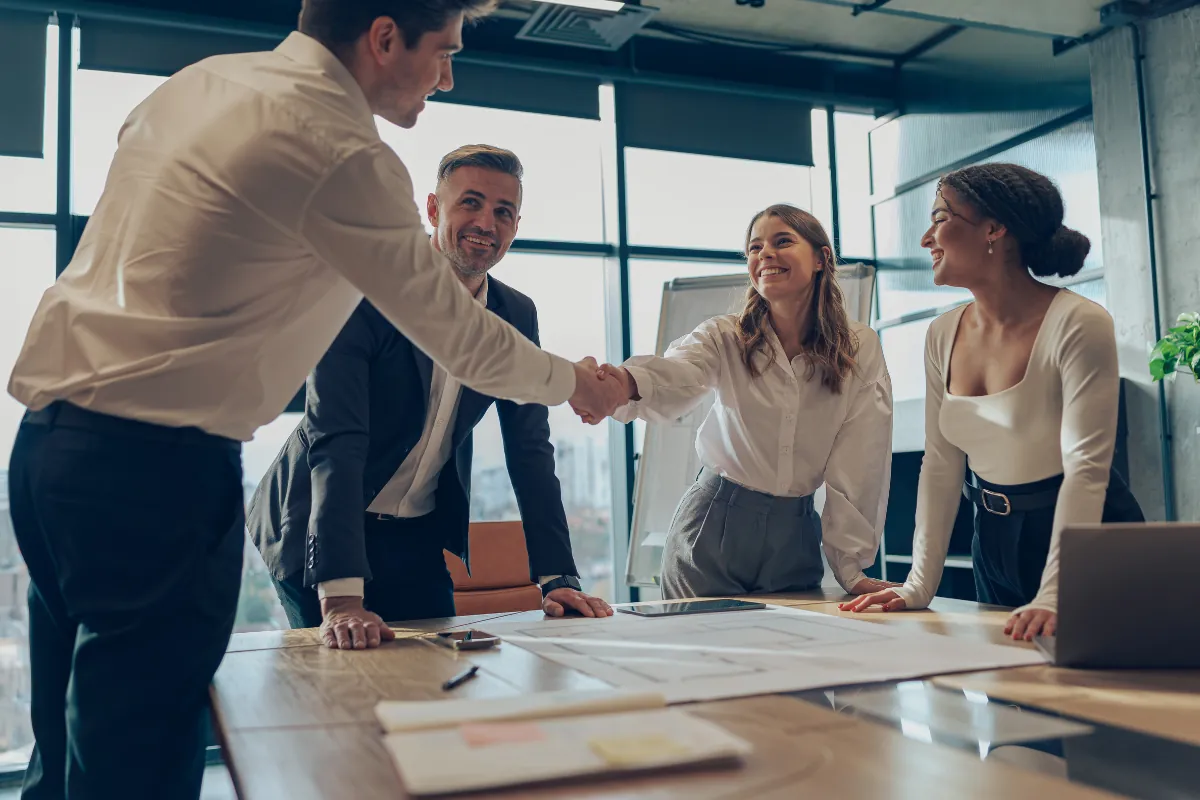 empresarios felices de crear su corporacion en estados unidos