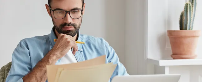 emprendedor analiza cómo cumplimentar el formulario 1099